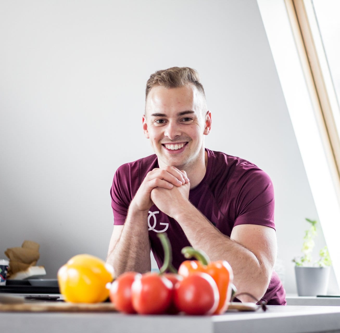 Daniel Gröber in der Küche mit frischem Gemüse